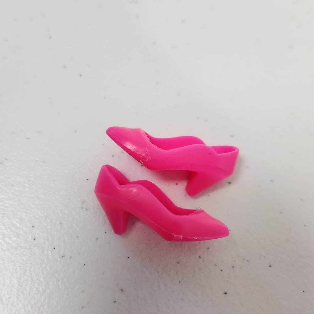Jem Doll Hot Pink Scalloped Wavy Edge High Heel Shoes Replacement Parts Vintage - Picture 2 of 3
